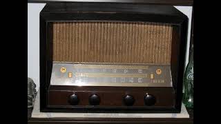 Blondie - One Way Or Another on FM Station from a 1946 RCA Victor Table Radio.