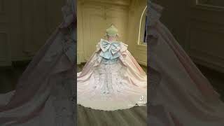 Vestido de quinceañera rosa con moño celeste y pedrería brillante ✨#vestidodequince