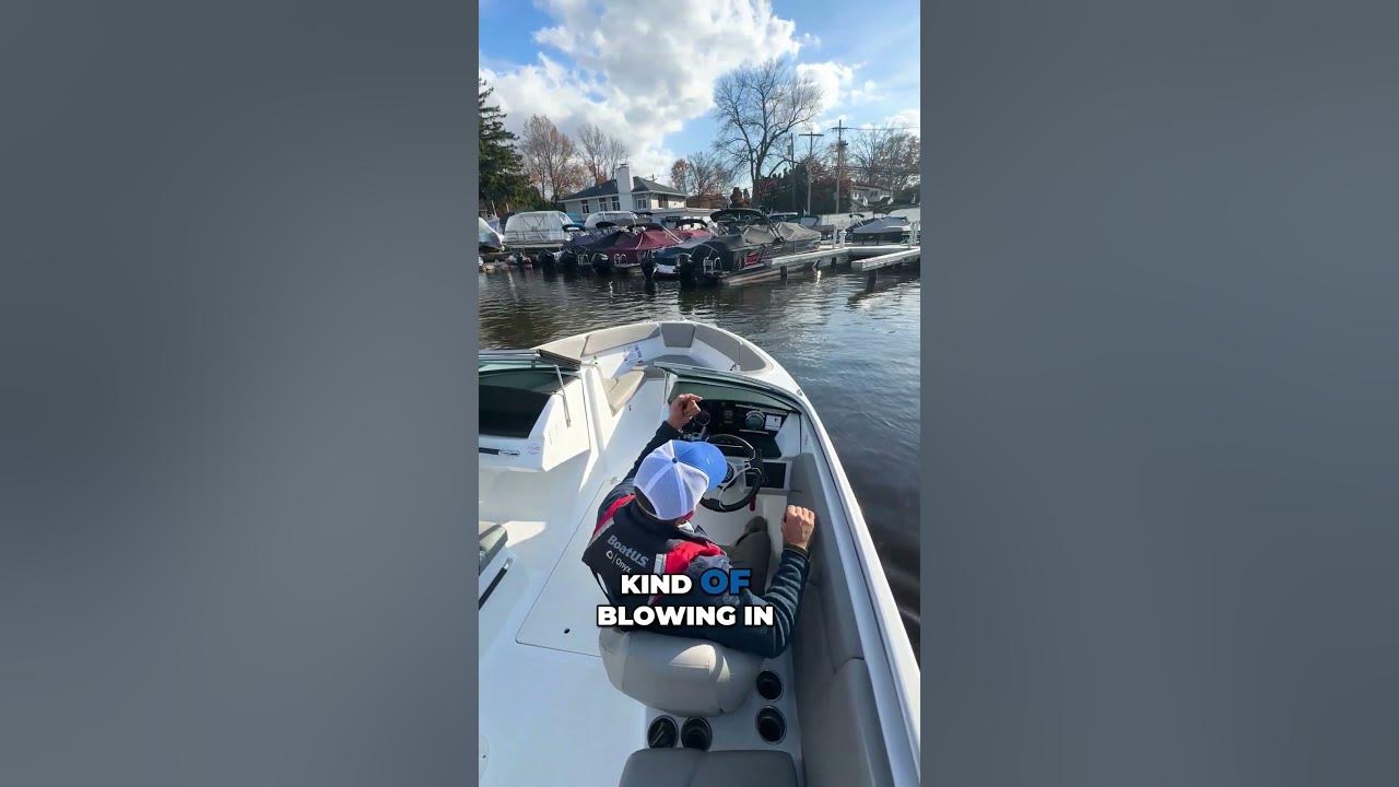 How To Dock a Small 20 Foot Bowrider Boat: Bridge Marina Docking Tips #shorts
