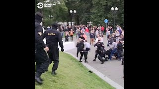 Задержания и драки с ОМОНом на протестах в Беларуси