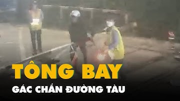 Tông bay gác chắn, hai người đi xe máy được cứu kịp thời ngay trước mũi tàu