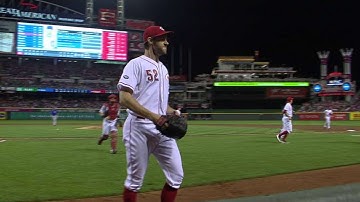 CHC@CIN: Cingrani, Reds pickoff La Stella at third