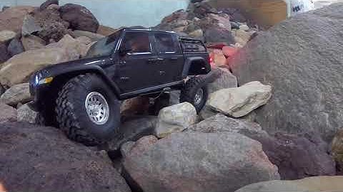 Axial SCX10 III Gladiator RTR run on the rocks