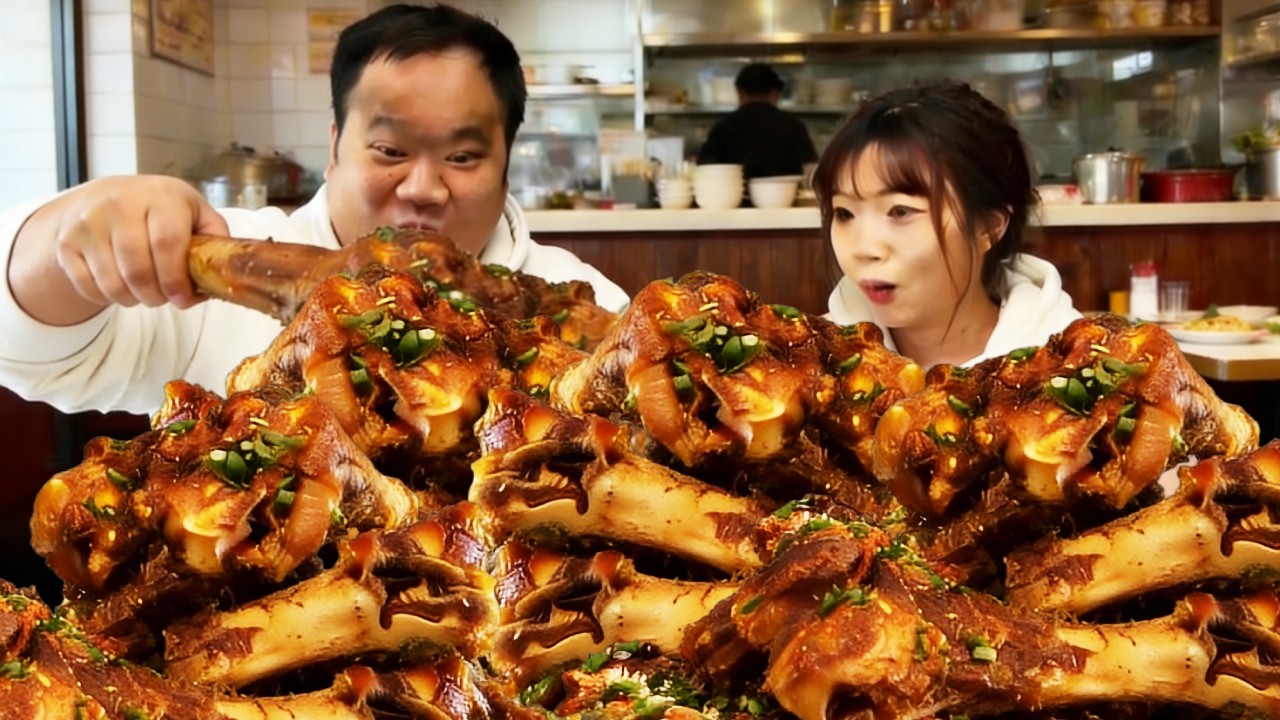 带南方朋友第一次吃牛棒骨，超大一根香到舔手指，直接香迷糊了！【武大肥与刘二毛】