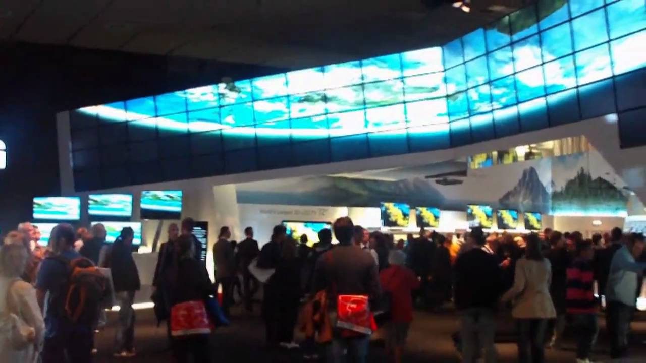 Инсталляция телевизоров в павильоне LG на IFA 2010