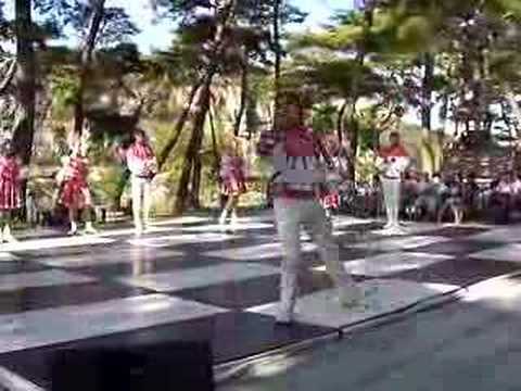 There was a Russian folk dance at Andong traditional village in south Korea. www.u77.cc