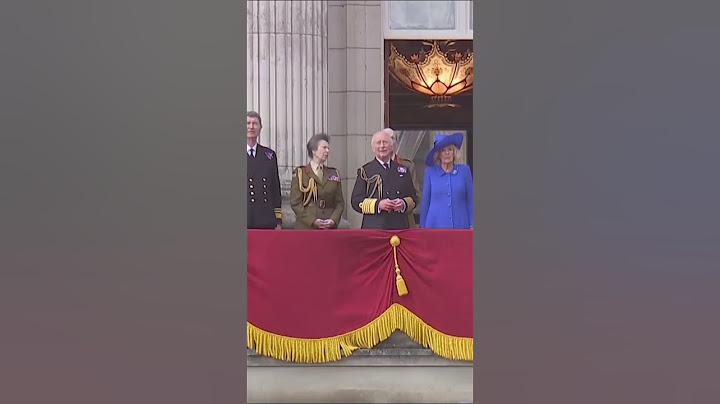 The Royal Family watches VE Day flypast