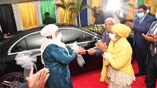 Rais Samia akimkabidhi Mzee Mwinyi zawadi yake ya gari, Mercedes Benz mpya