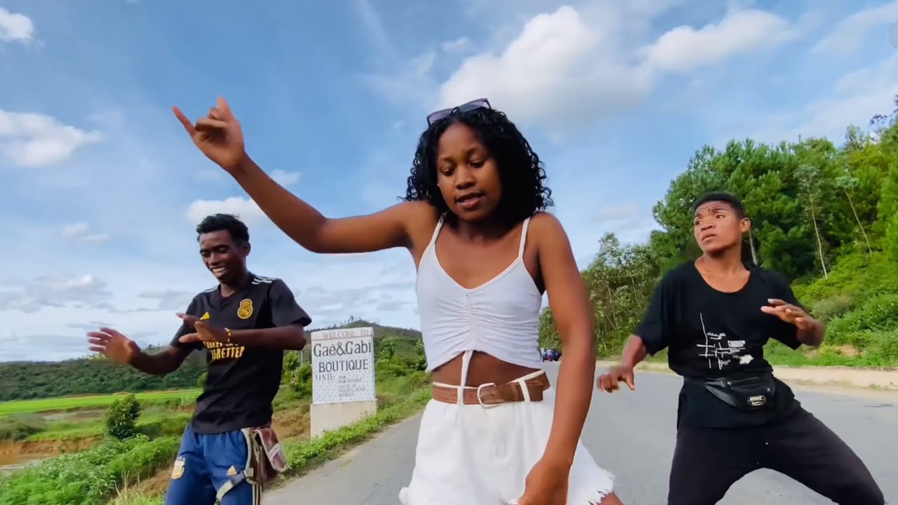 Nanjioh feat Khaine ~ Taxi Moto ~ ( Officiel Video 2025 )