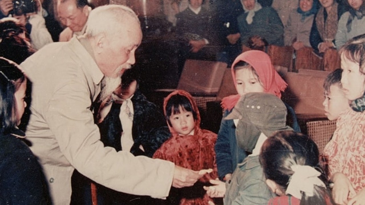 Tiến lên toàn thắng ắt về ta (Forward, victories shall be ours) | Vietnamese Anti-U.S. Tết Songs