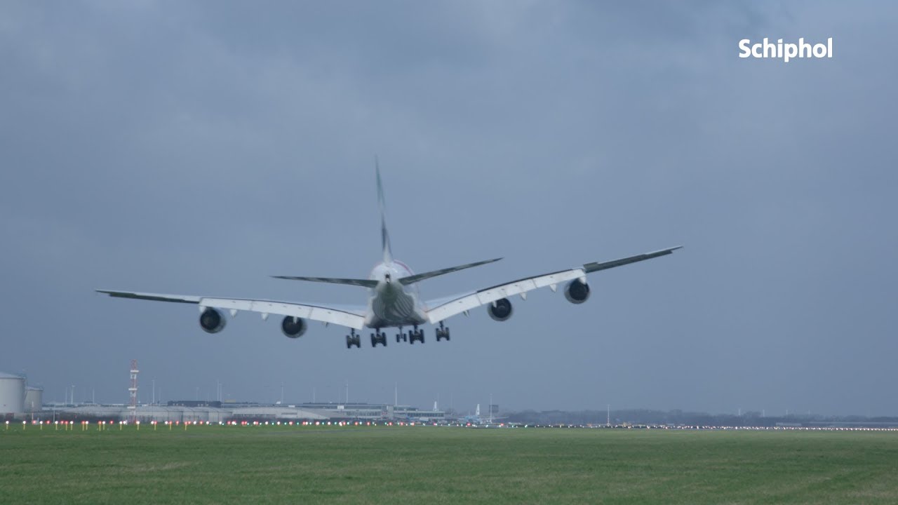 Vliegtuigen landen op stormachtig Schiphol - YouTube