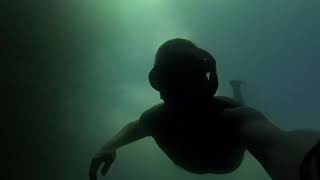 Прозрачный глубокий карьер, подводная съемка. Прозрачность более 10 метров