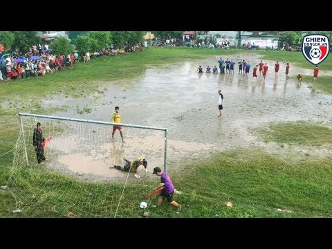 Bình luận Fun | Chết cười với loạt Penalty trên sân lầy lội tại quê Sơn Tùng Mtp