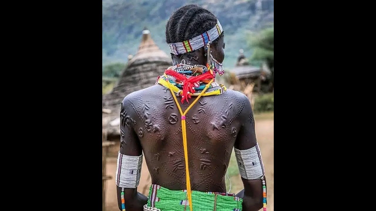 👉 Scarification en Afrique : Beauté, Identité et Spiritualité – Une Tradition Ancienne