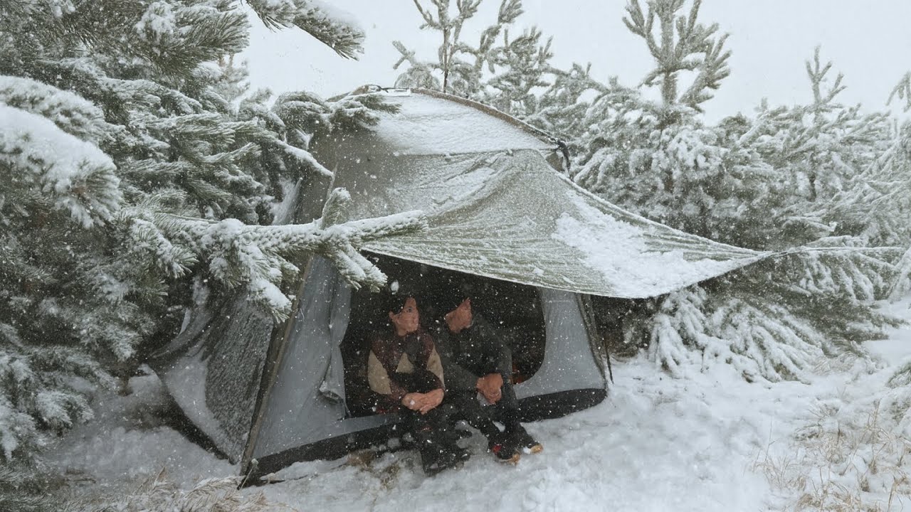 ŞİDDETLİ KARDA SOBALI ÇADIR İLE KAMP / Camping in heavy snow on Mount Erciyes
