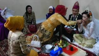 Acara mosok (suapan) pengantin dalam adat lampung - Video kebudayaan daerah