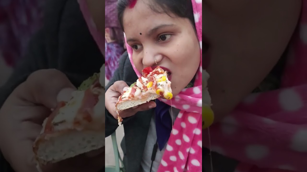 mix veg piza. Dominos piza. duble cheese pizza. 