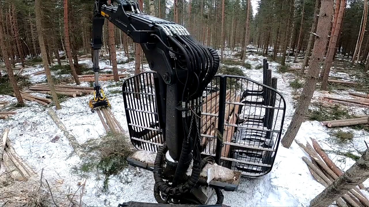 Henkka ajaa kuusikuitua harvennukselta. Ponsse Elk K90+ Active Crane
