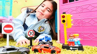 Araba oyunları. Polis Kumsal Barbie sitesinde trafiği düzenliyor. Çocuk videoları