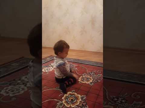 Hüseyn namaz qılır