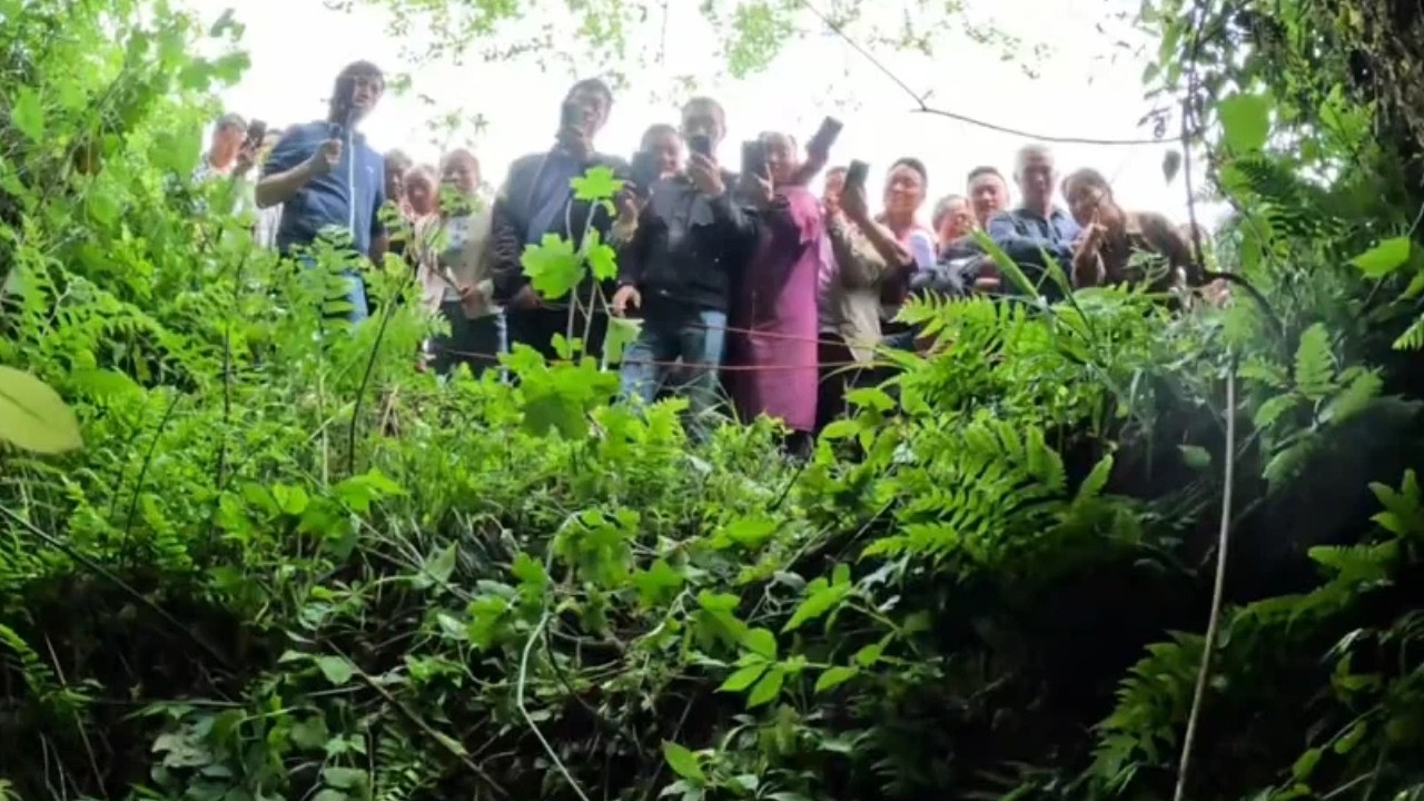 2名女孩墜入天坑！雲南昭通鎮雄林口鎮，30000多人圍觀，消防深入100多米無法繼續 #洞穴探險 #神奇大自然#冒險 #戶外 #洞穴探險 #探險