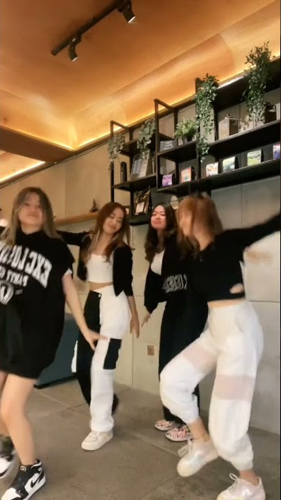 Aku titipkan dia Goyang Tiktok Terbaru #shorts #trisuaka #akutitipkandia