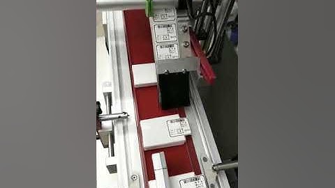 Automatic corner labeling machine for boxes