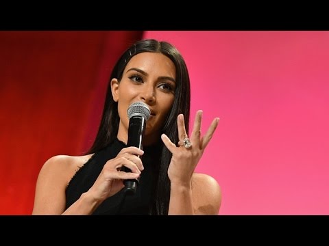 Video: Kim Kardashian Visas I Kalifornien Utan Förlovningsring