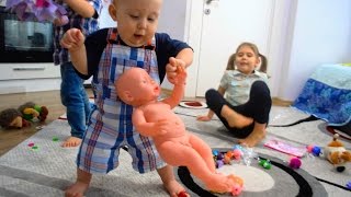 VLOG Малыш Беби Бон собирает игрушки Начинает ходить Видео для детей Baby Born doll для девочек МАМА