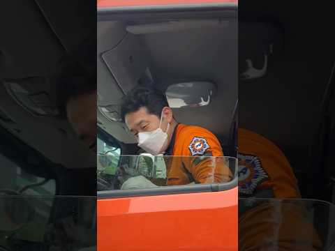 출동 중 소방관님께 깜짝 사진 선물?!🚒📸 Surprising a Firefighter with a Photo Gift During an Emergency?!🎁
