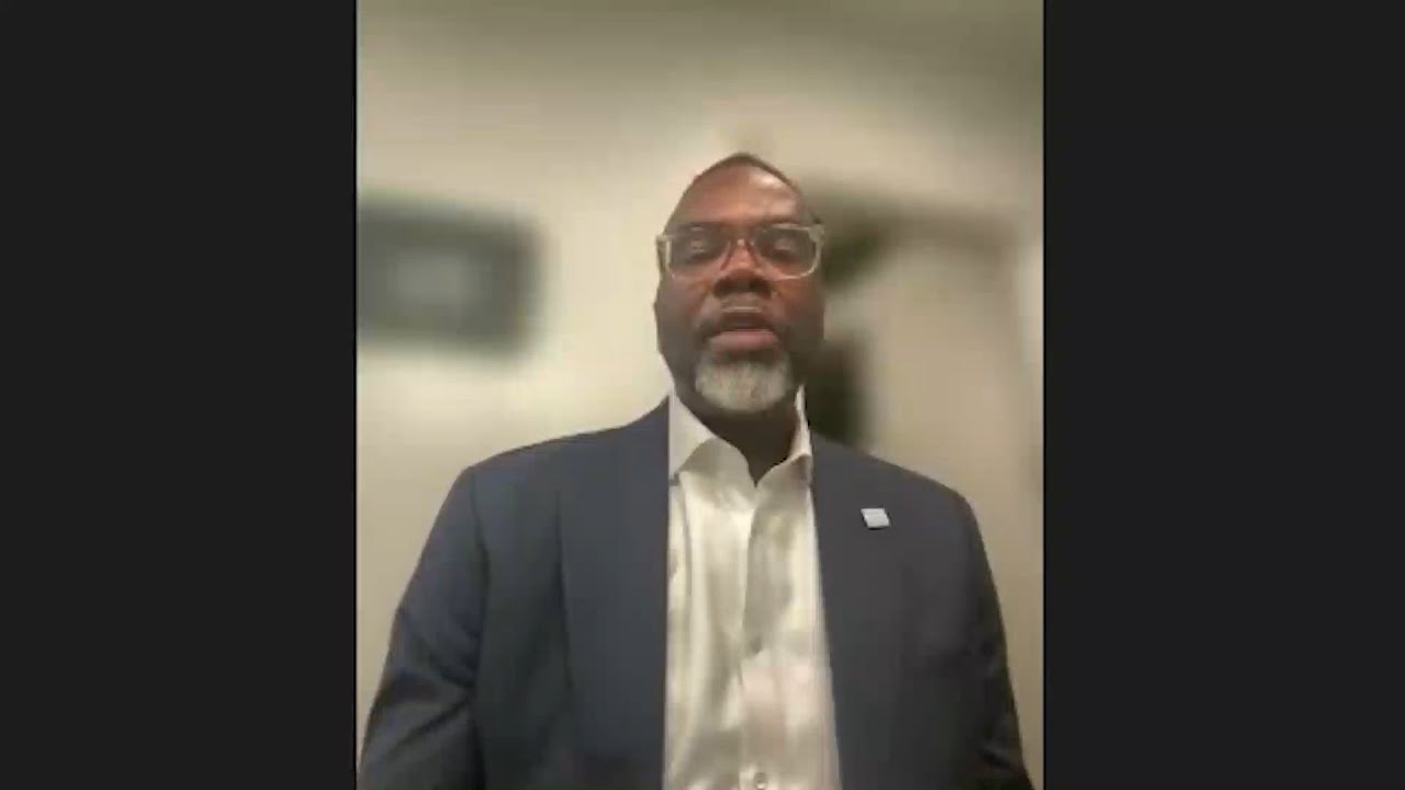 CHICAGO MAYOR BRANDON JOHNSON: THE WEALTHIEST ALL STAND NEXT TO DONALD TRUMP