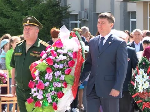 Зажигали свечи, возлагали венки