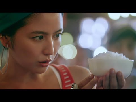 長澤まさみ、夜のシンガポールで驚きの出会い? タンクトップ姿でキュートな笑顔も