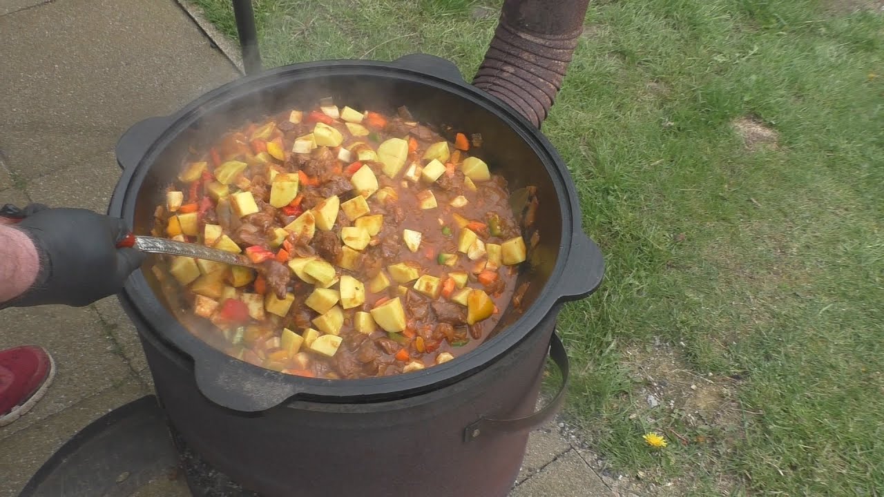 Ungarischen Kesselgulasch aus dem Kazan