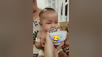 CUTE BABY❤️, Bayi lagi minum pakai sendok lalu ketawa🤣. VIDEO YANG LAGI VIRAL DI YOUTUBE.