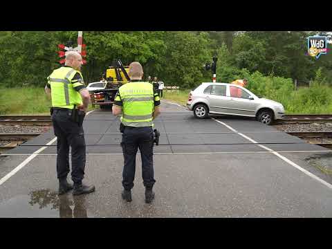 Auto belandt op spoor in Weert