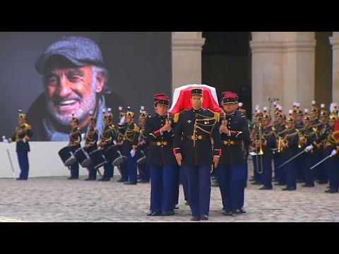 Jean-Paul Belmondo : hommage aux Invalides (Ennio Morricone - Chi Mai)