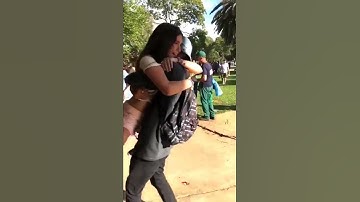 Casal se encontrando depois de 2 anos. Alguém sabe o nome dessa música?