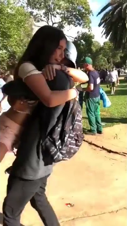 Casal se encontrando depois de 2 anos. Alguém sabe o nome dessa música?