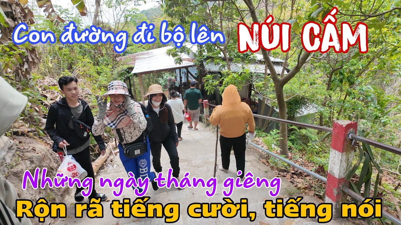 Mùa đi núi - con đường đi bộ lên núi Cấm - An Giang đầy ắp người đi, rộn rã tiếng cười, tiếng nói.