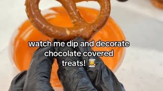 watch me make chocolate covered treats 👩‍🍳 • • • #chocolatecoveredpretzels #treatmaker #treatmaker