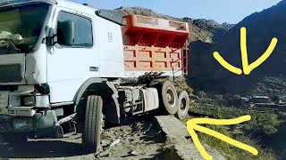 توقف سقوط شاحنة محملة من التل Stop the fall of a loaded truck from the hill