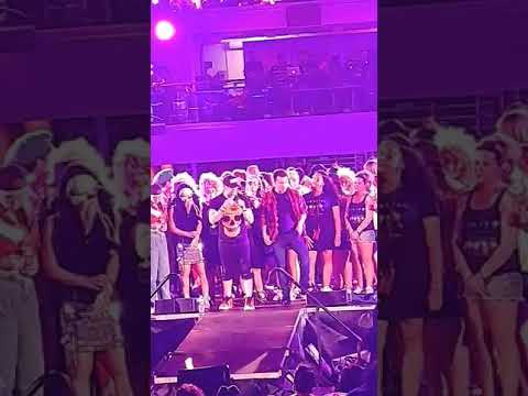 Donnie Wahlberg tells story about Jordan Knight being a fighter in school