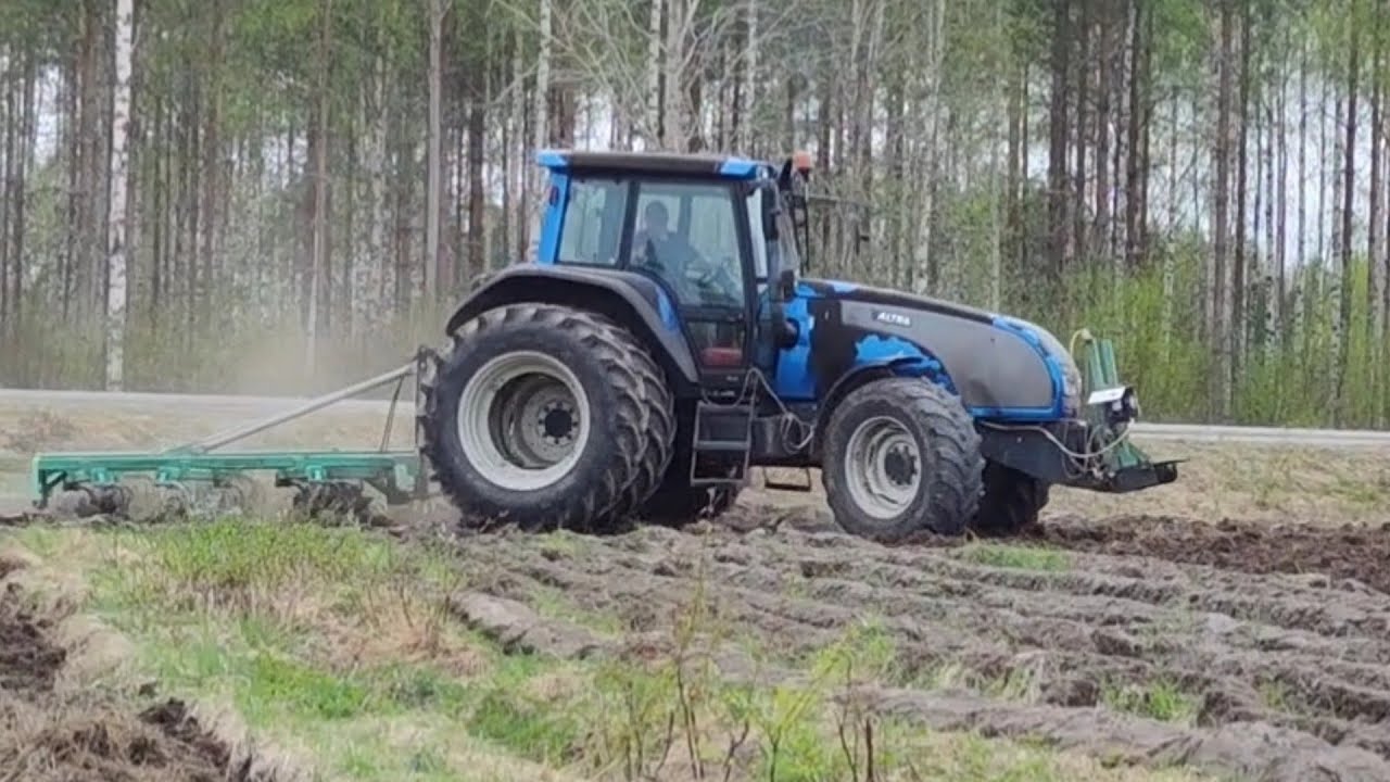 Karhitusta Valtra T 130  / Kronos 4200 lapiorullaäes