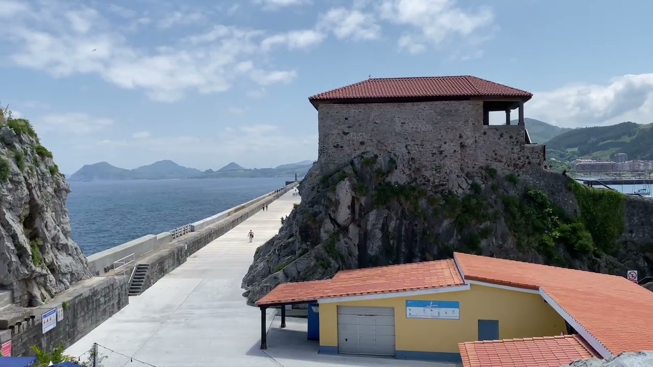 西班牙吉塔里亚（Getaria）是巴斯克地区一座充满魅力的滨海小镇，以其精致的渔港、迷人的中世纪老城和顶尖的美食体验闻名