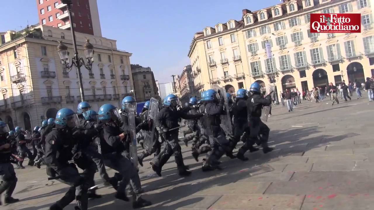 В Турине произошли столкновения полиции с противниками марша. Унионисты пытаются предотвратить ин...