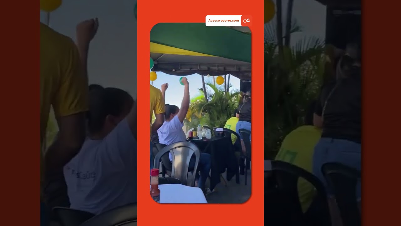 VIRA-LATA CARAMELO rouba a cena na festa pela vitória do Brasil