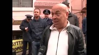 ти чо дивися як баран на нові ворота мем