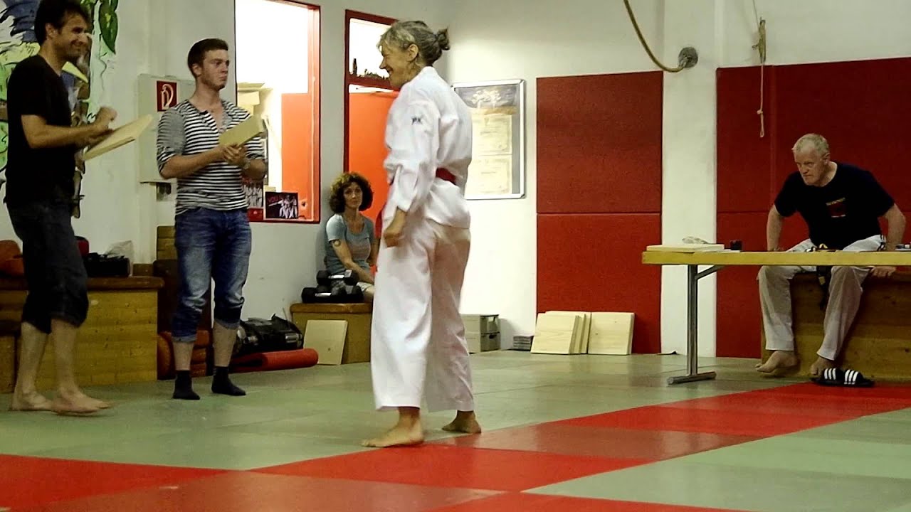 Christine Drescher, Bruchtest Naeryo Chagi (2014-07 Bremen 1860)