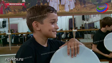 Самый юный дагестанский барабанщик играет в ансамбле «Ватан»